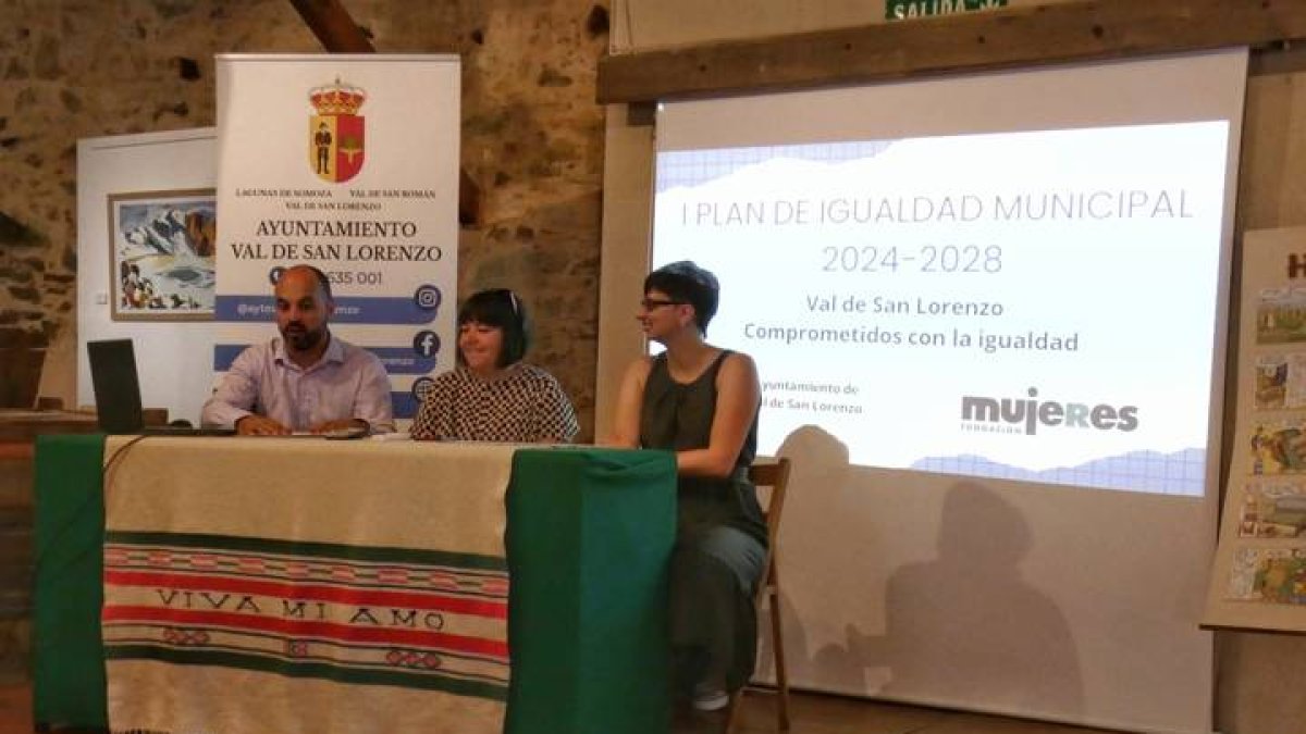 El alcalde, Alfonso Cordero, con María José Carretero y Marta Fernández Aller.