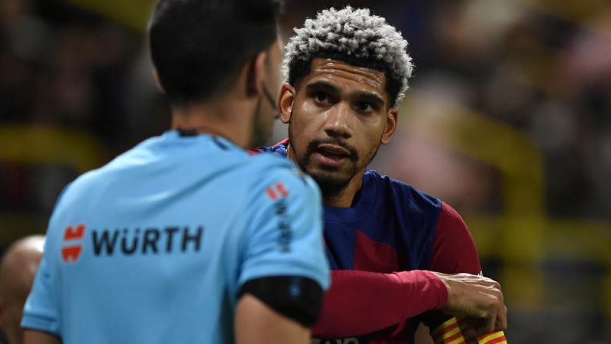 La lesión de Ronald Araújo genera un problema económico y deportivo de cara al inicio de temporada del FC Barcelona.  EFE