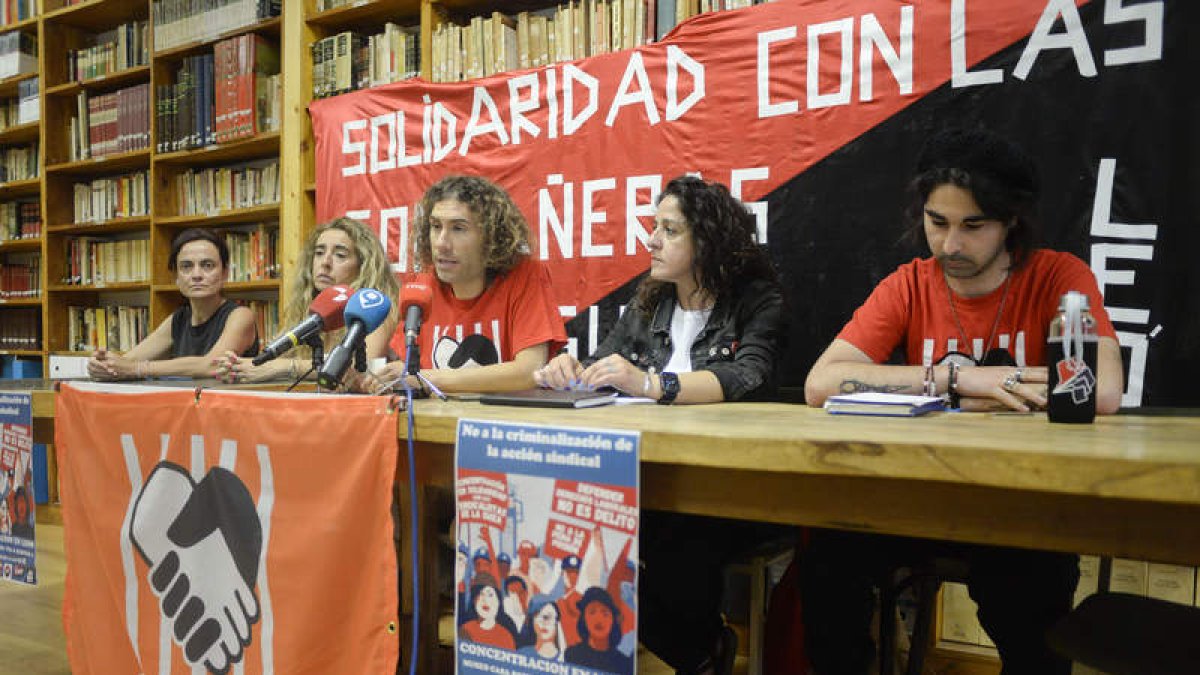 Representantes de Stele, CGT, CNT y Comisiones Obreras en la rueda de prensa.  MARÍA FUENTES