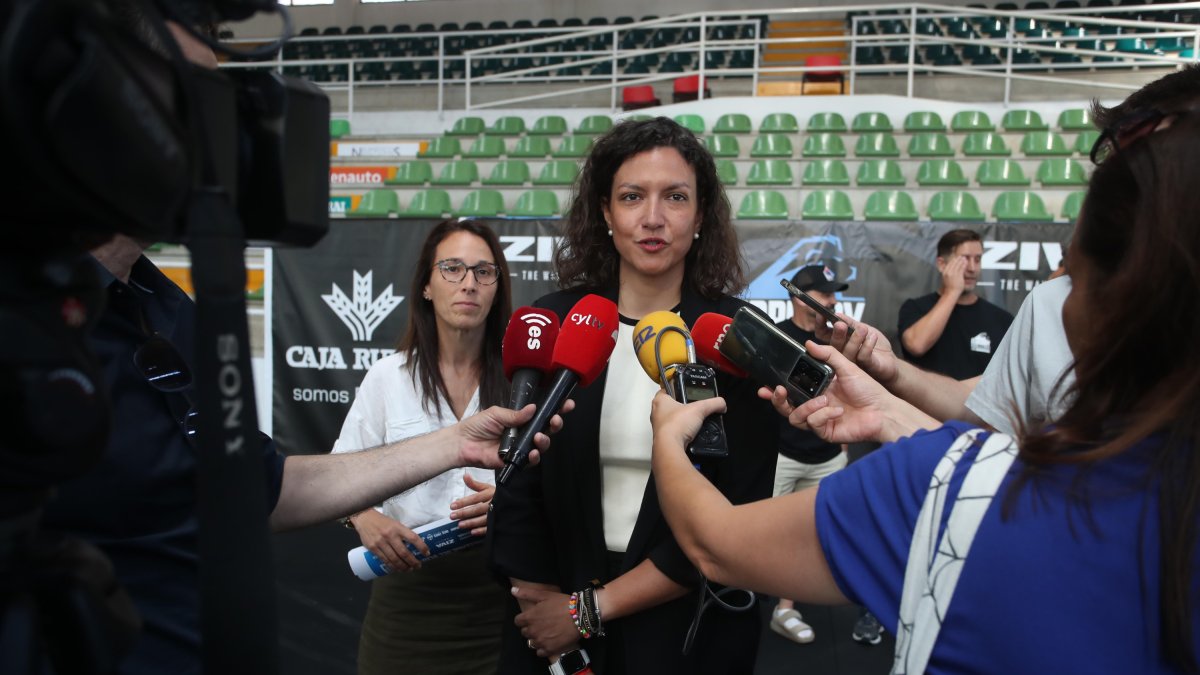 Lidia Coca, en primer término, con la concejala de Deportes.