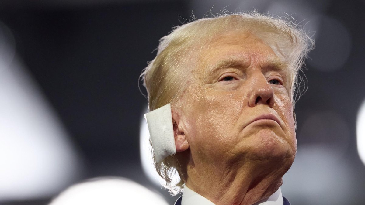 El candidato presidencial republicano y expresidente Donald Trump con una venda en la oreja derecha tras el atentado del sábado pasado. EFE/ Allison Dinner
