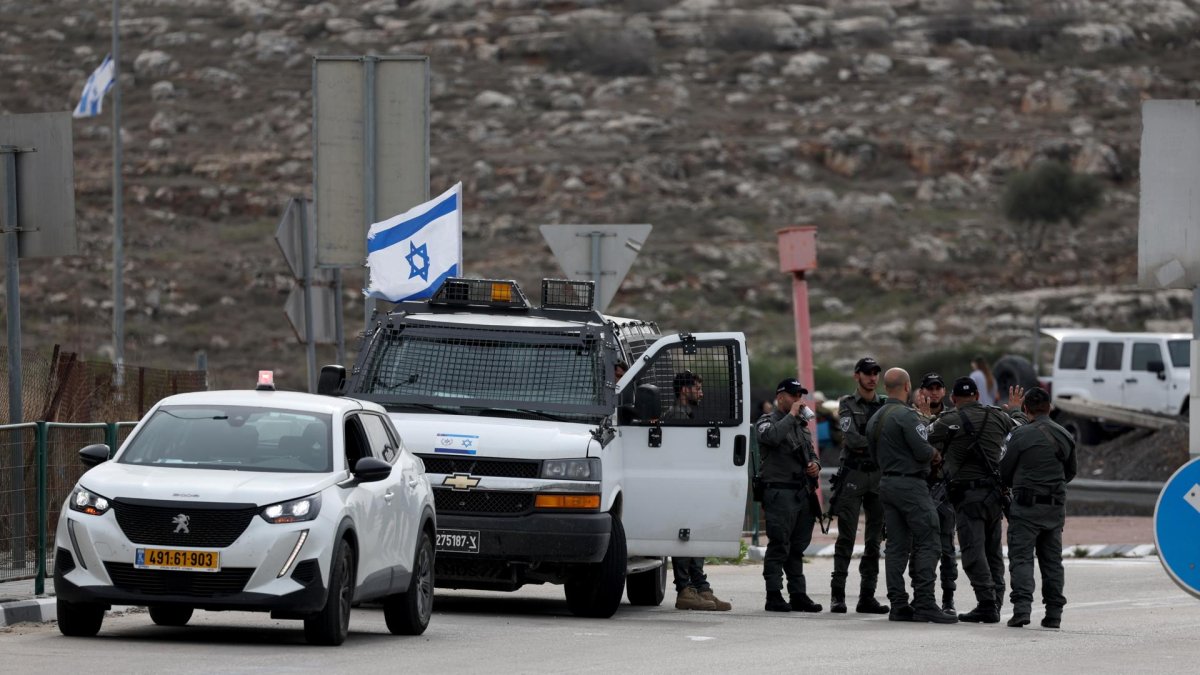 Guardias de seguridad israelíes vigilan la prisión militar de Ofer, cerca de Jerusalén, Israel, en una imagen de archivo. EFE/EPA/ATEF SAFADI