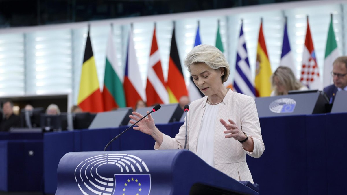 La titular saliente y candidata a la reelección a la presidencia de la Comisión Europea, Ursula von der Leyen, en su discurso de investidura este jueves en el Parlamento Europeo en Estrasburgo. EFE/EPA/RONALD WITTEK