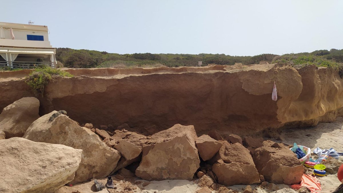 Vista del lugar donde un padre de 47 años y una bebé de dos meses han resultado heridos por un desprendimiento de rocas.