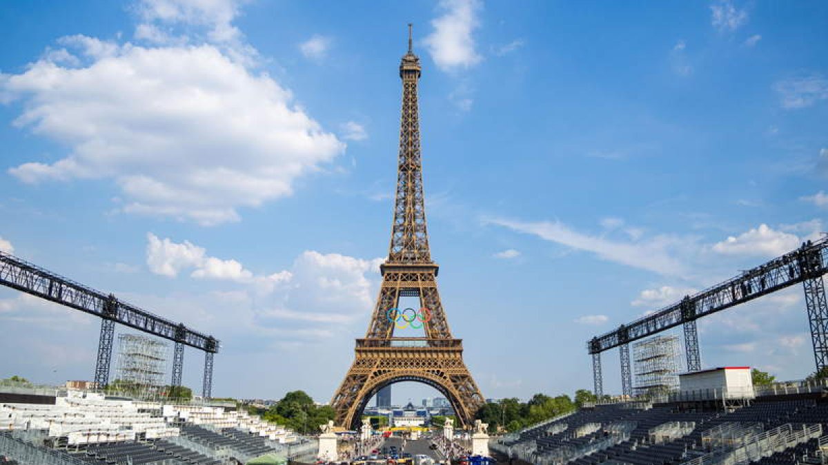 La Torre Eiffel, escenario del vóley playa. DL