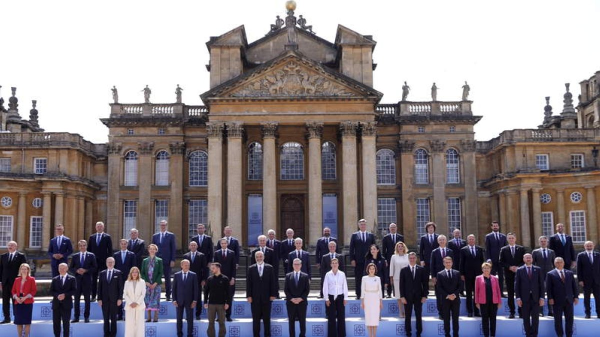 Imagen de familia de los presidentes y primeros ministros europeos y el británico.  NEIL HALL