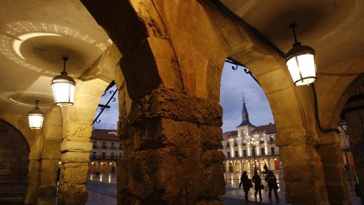 Vista nocturna de la plaza Mayor de León desde los soportales.