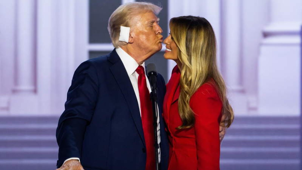Trump  con sus esposas, Melania Trump.  ALLISON DINNER