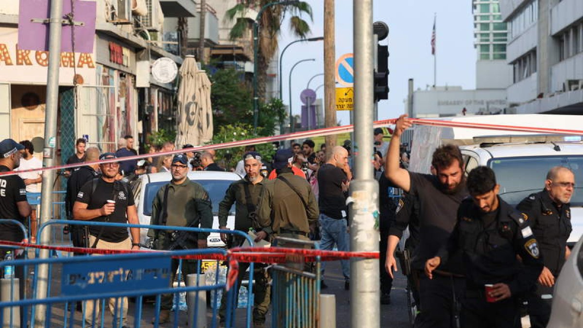 La policía israelí en el lugar del atentado. ABIR SULTÁN