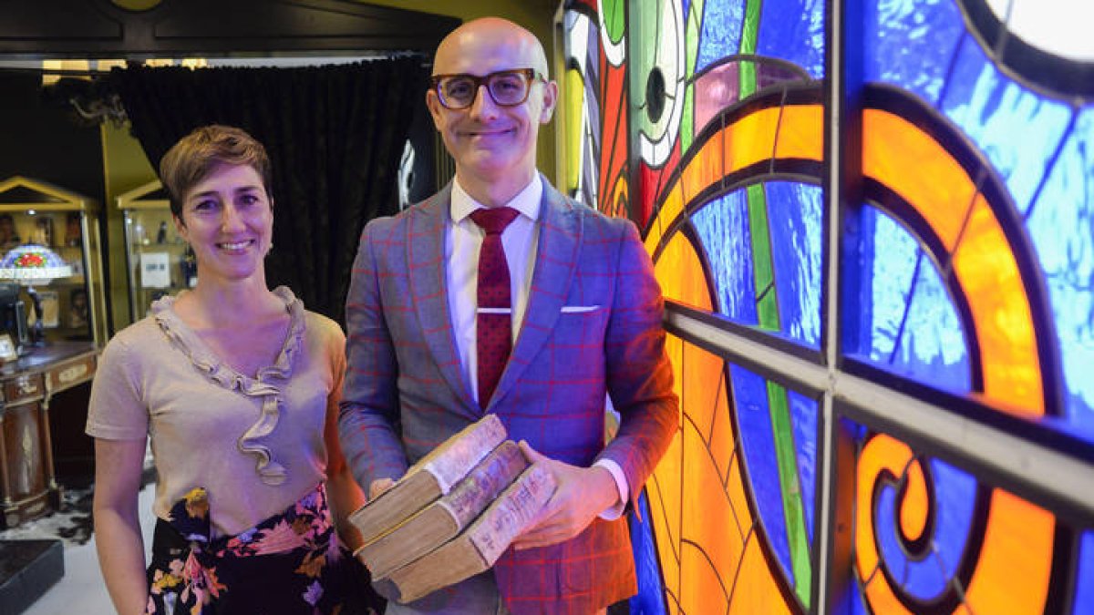 Raúl López y Beatriz Cañas posan junto a las primeras traducciones al inglés de la Divina Comedia de Dante, realizada por Henry Wadsworth en el siglo XIX.