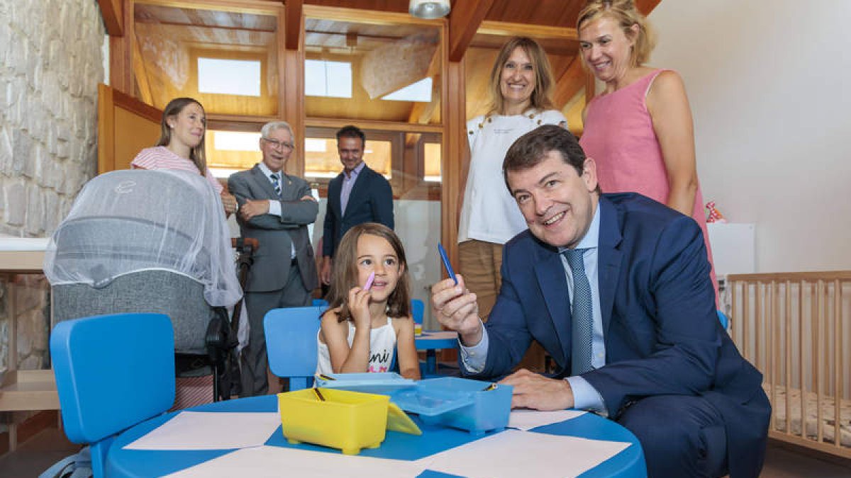 Mañueco, con uno de los niños del colegio burgalés. DL