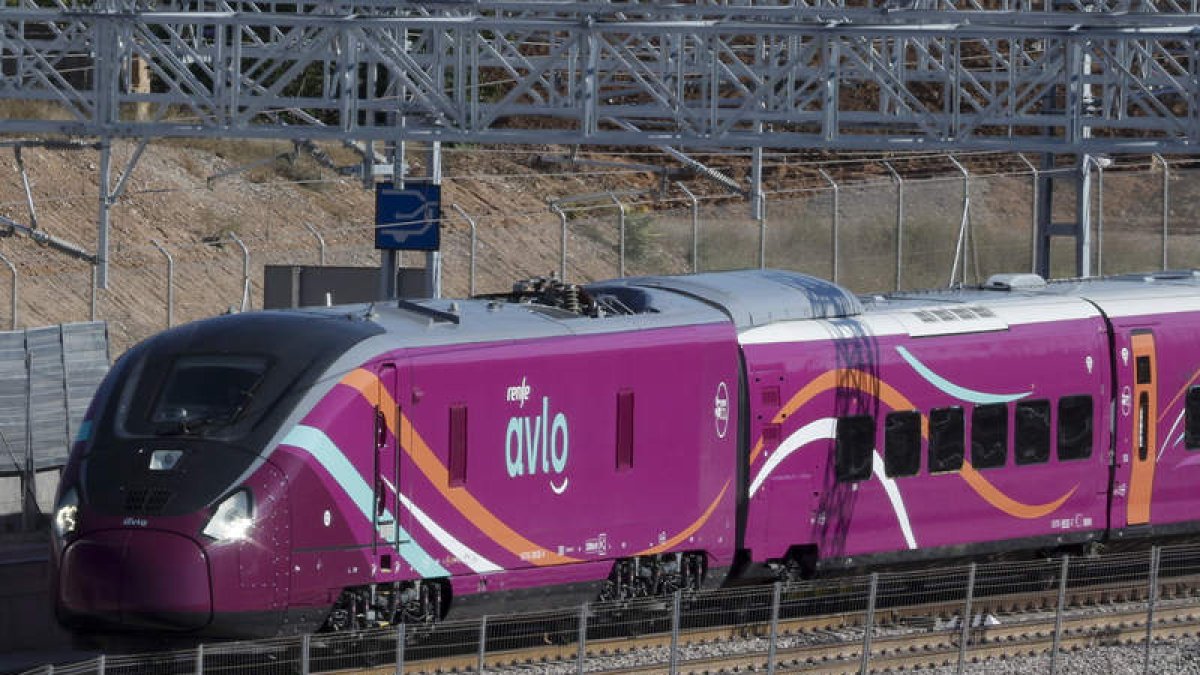 Una composición de S-106, de los que prestan servicio Avlo.  EFE