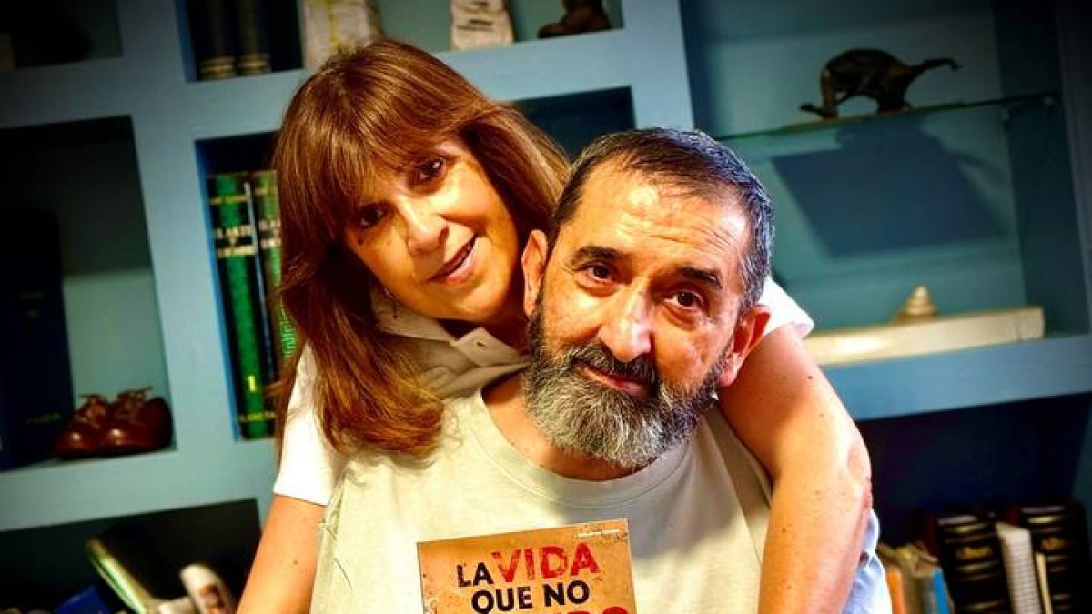 Aurora y José Luis con el libro escrito por él 