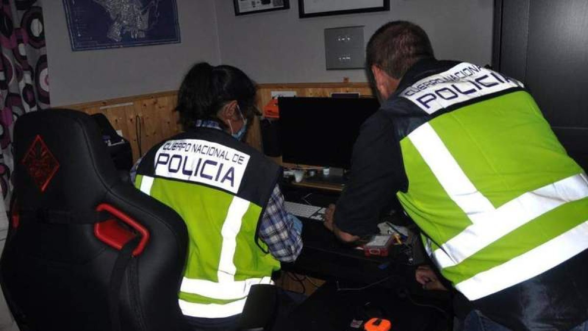 Agentes de la Policía en una operación antiporno.  CPN