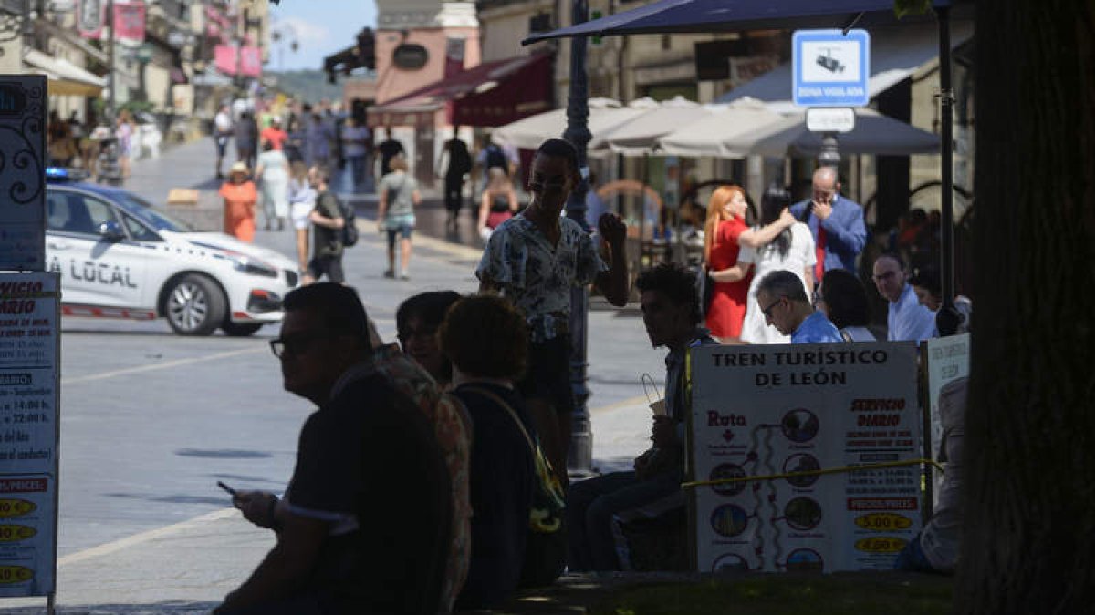 Esperando a la sombra el tren turístico de León.  MARÍA FUENTES