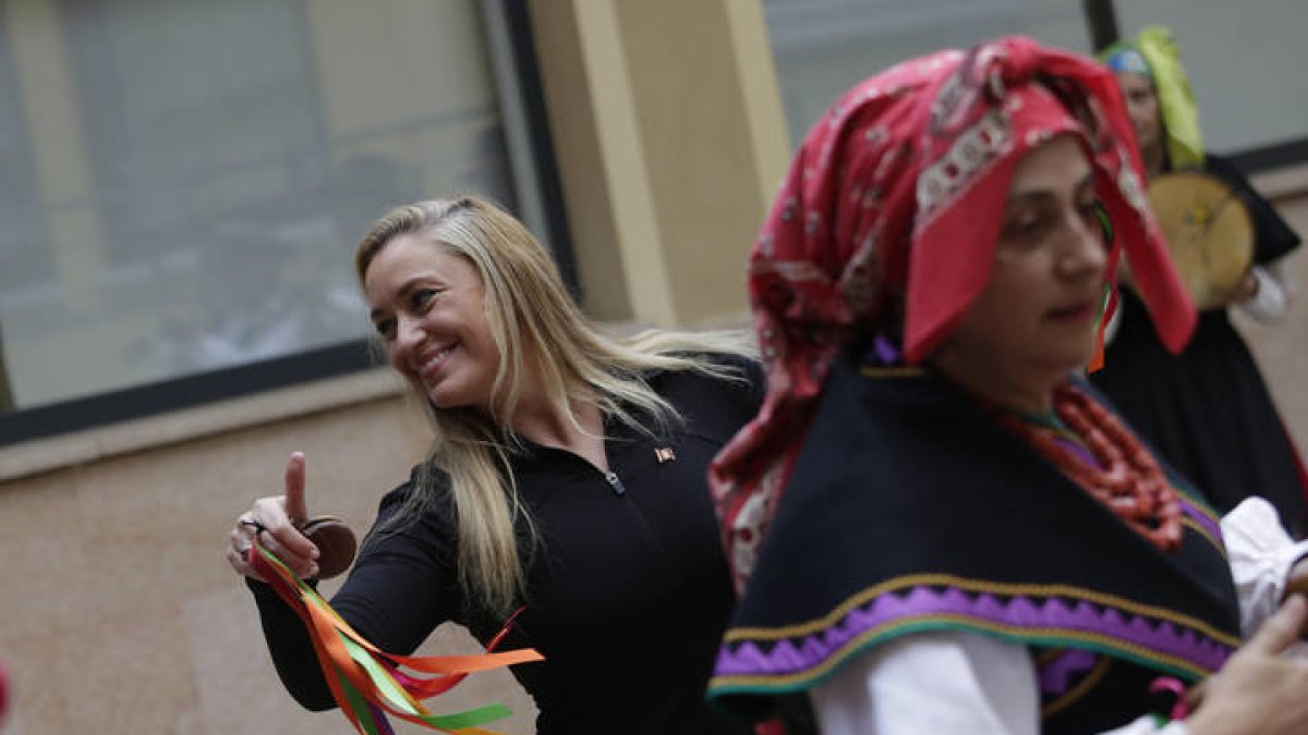 Sofía, directora de la agrupación de bailes de la Casa de León en México, perfecciona bailes del folclore leonés en el Museo de la Emigración Leonesa.