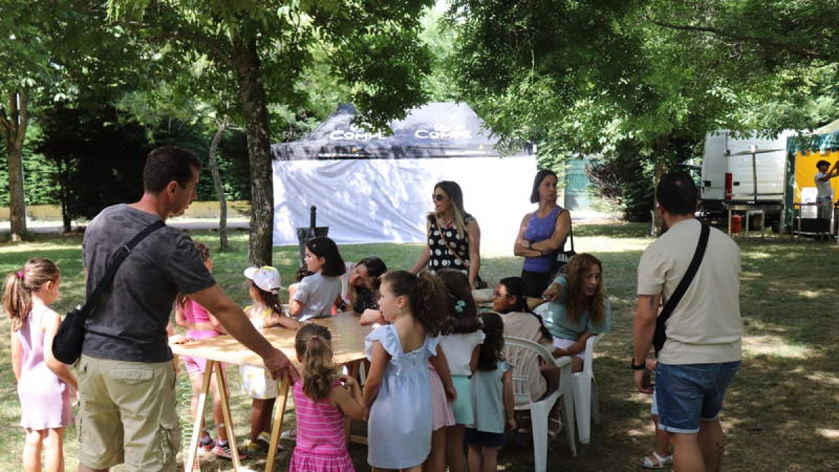 Los niños esperan el turno para el pinta caras.  CAMPOS