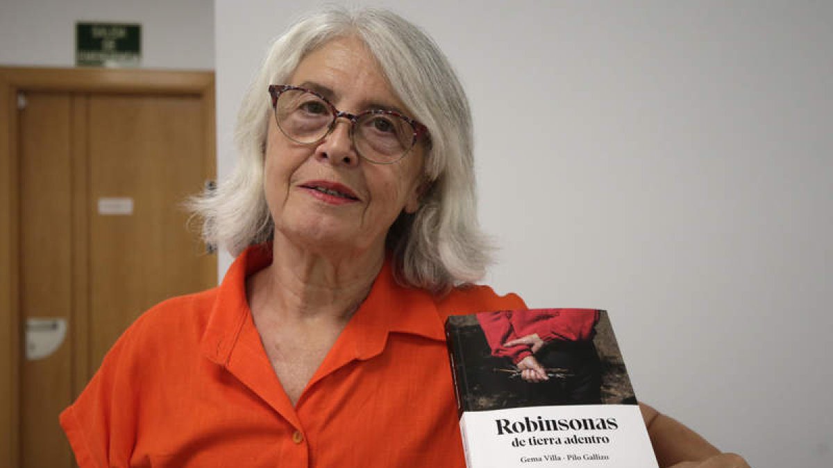 Gema Villa con su libro ‘Robinsonas de tierra adentro’. FERNANDO OTERO