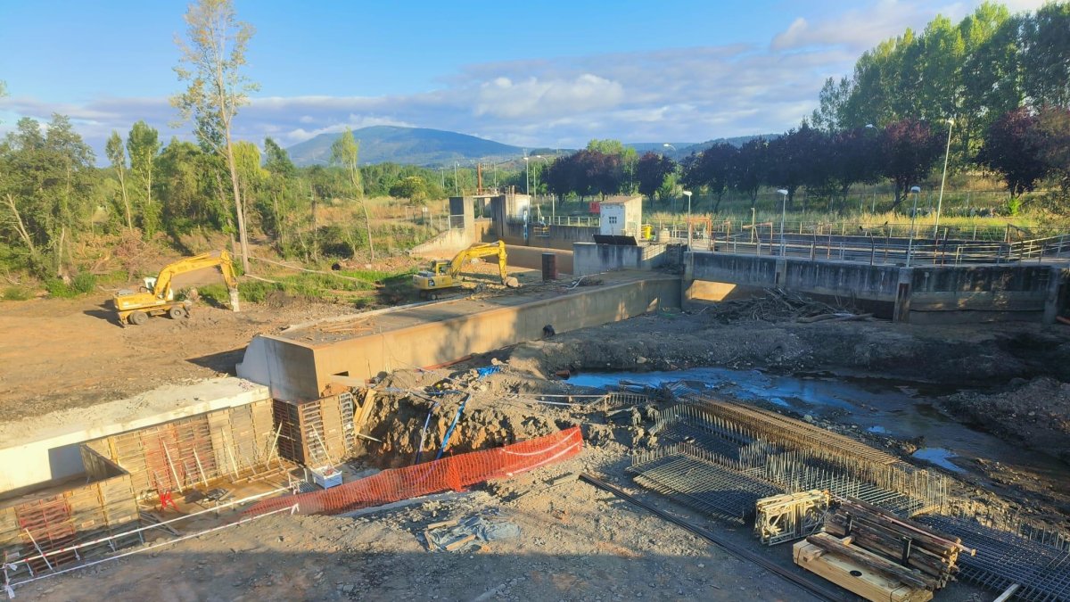 Obras de Endesa en el azud del río Boeza en Bembibre.