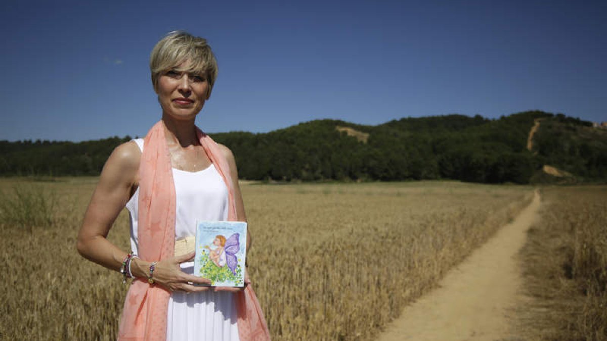 Soraya Fernández, con el libro ‘Desplegando mis alas’, en el lugar donde empezó a escribirlo. FERNANDO OTERO