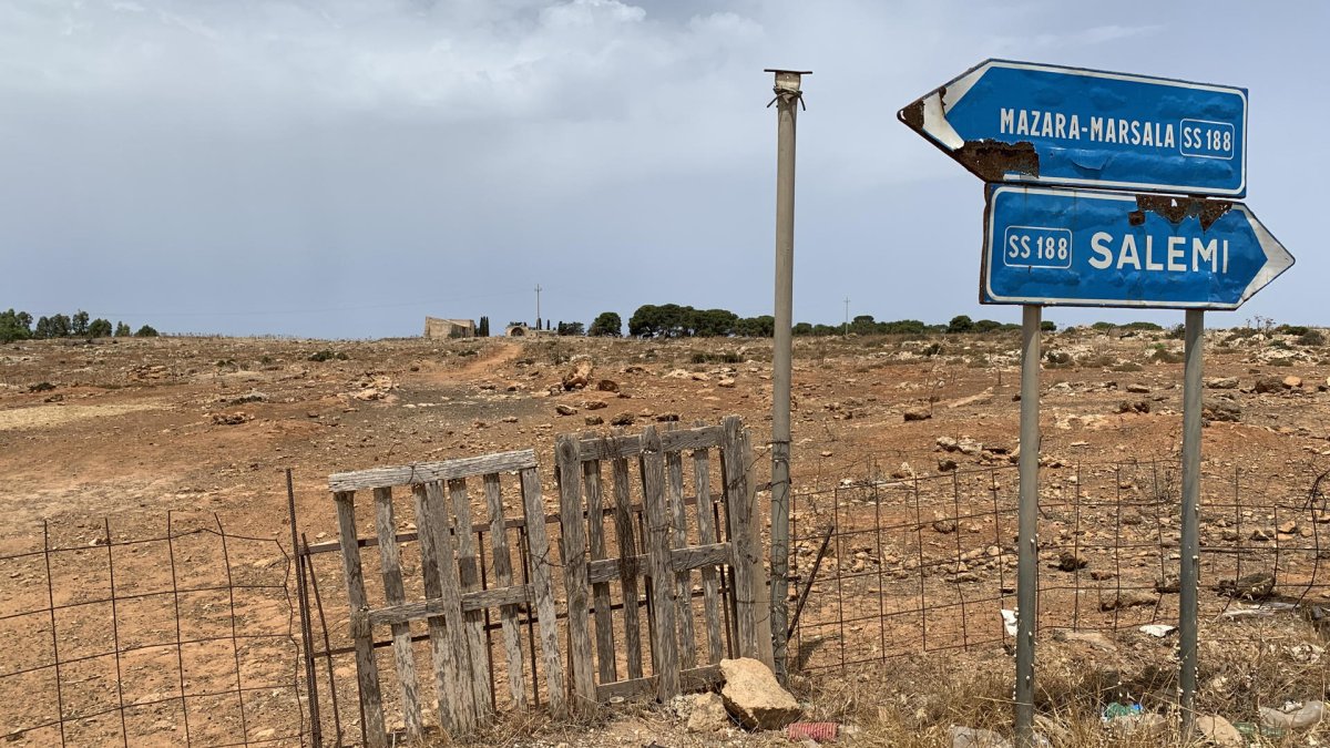Fotografía de archivo de áreas de pastos secas en la zona de Sicilia occidental, la isla italiana más grande y poblada del Mediterráneo, inmersa en una sequía sin precedentes que está llevando a la agonía la agricultura y la ganadería, claves en su economía.- EFE/ Joan Mas Autonell