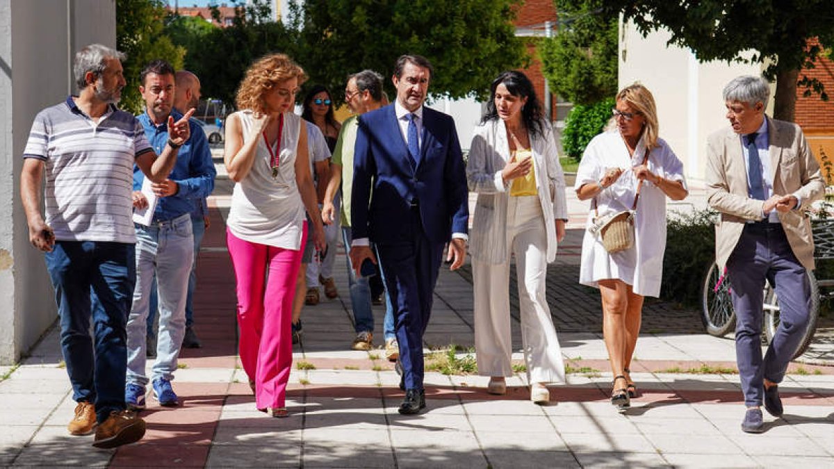El arquitecto municipal, el edil de Urbanismo, María Pardo, Suárez Quiñones, Ana Fernández Caurel, Noelia Álvarez y Eduardo Diego.  ICAL