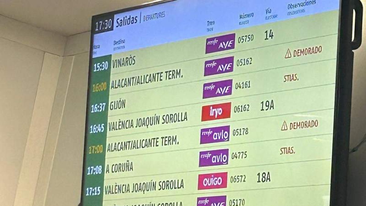 Parrilla de salidas de trenes en mitad del caos de Chamartín, ayer tarde.  DL