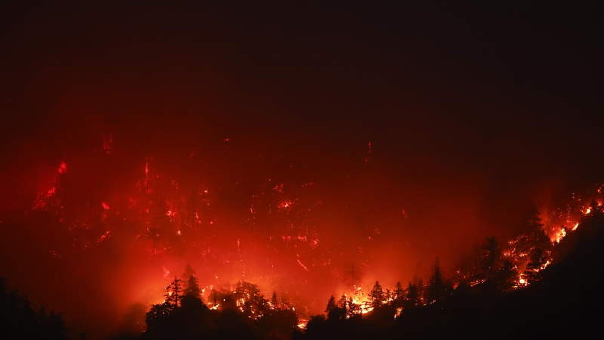 Incendio en las montañas de San Gabriel, California, EE.UU.  CAROLINE BREHMAN