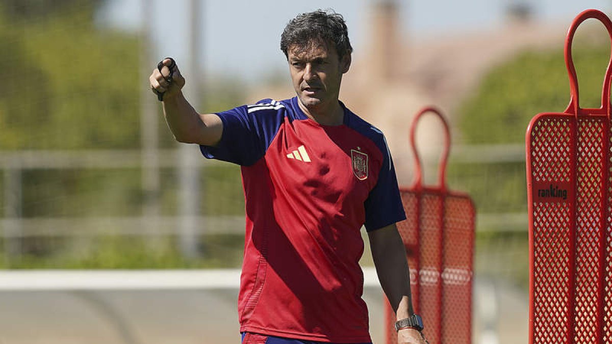 Santi Denia en un entrenamiento de la selección olímpica.  RFEF