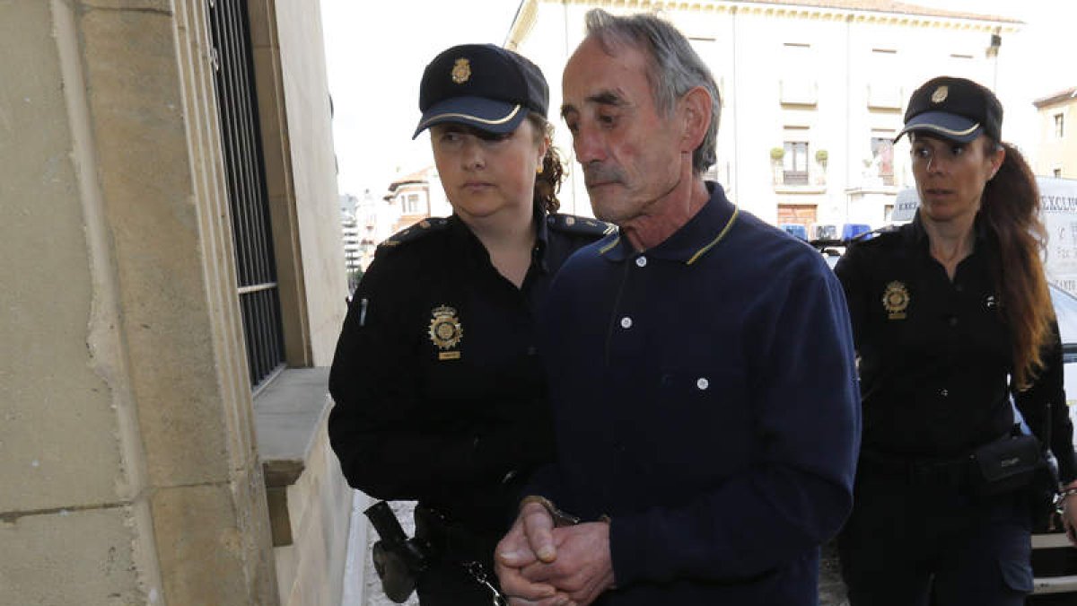 Leandro Avelino Llanos, entrando en la Audiencia de León donde fue juzgado en 2016. RAMIRO
