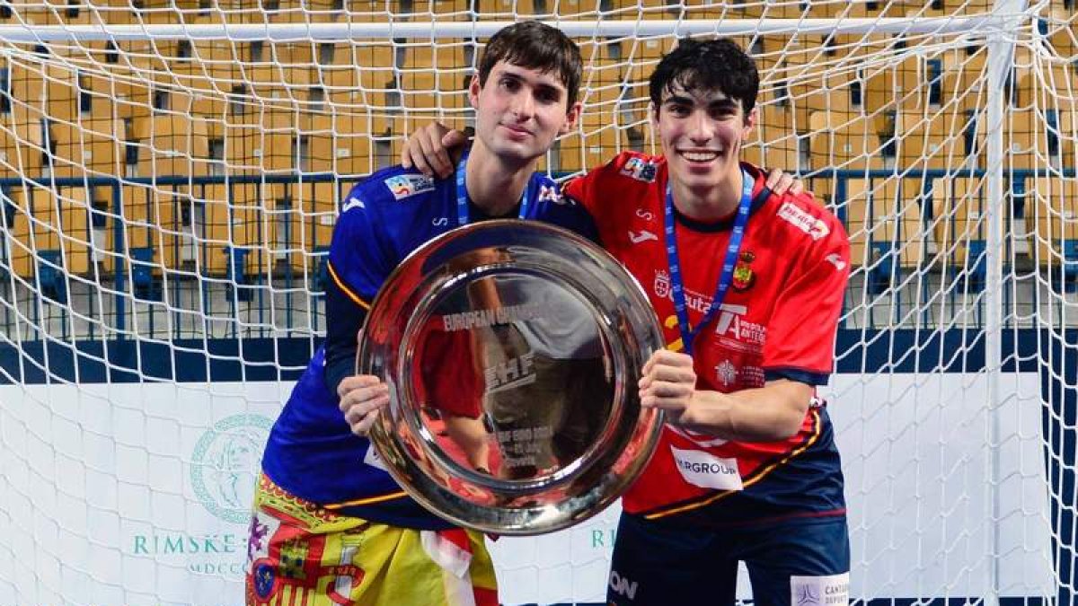 Álvaro Pérez y Javi Miñambres, jugadores del Ademar y campeones del Europeo sub-20.  DL