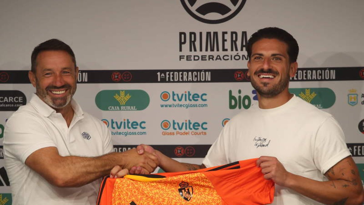 Borja Fernández, en el acto de su presentación junto a Sietes.  L. DE LA MATA