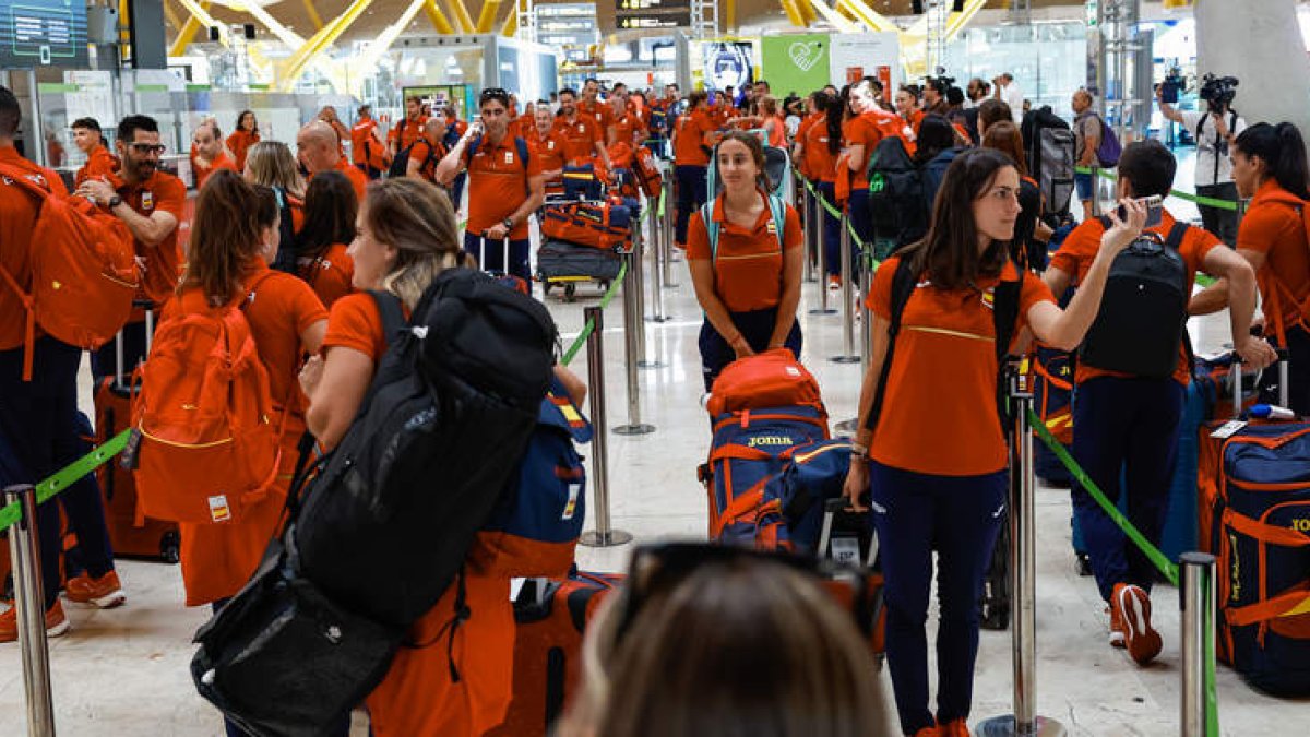 Gran parte de la delegación española viajó ayer desde Madrid a París para brillar en los Juegos. GANDUL
