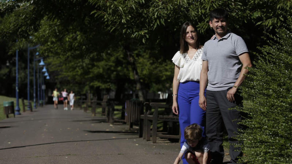 Carolina Concovia y Lucas Arroyo, con su hijo en el parque del Chantre. FERNANDO OTERO