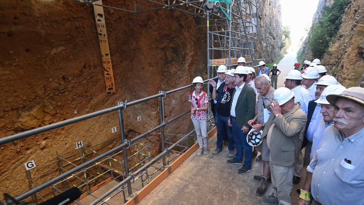 Presentación de los resultados de la campaña de excavaciones de los yacimientos de la sierra de Atapuerca 2024 en el que participan el presidente de la Junta de Castilla y León, Alfonso Fernández Mañueco, y los codirectores del Proyecto Atapuerca, Juan Luis Arsuaga, José María Bermúdez de Castro y Eudald Carbonell