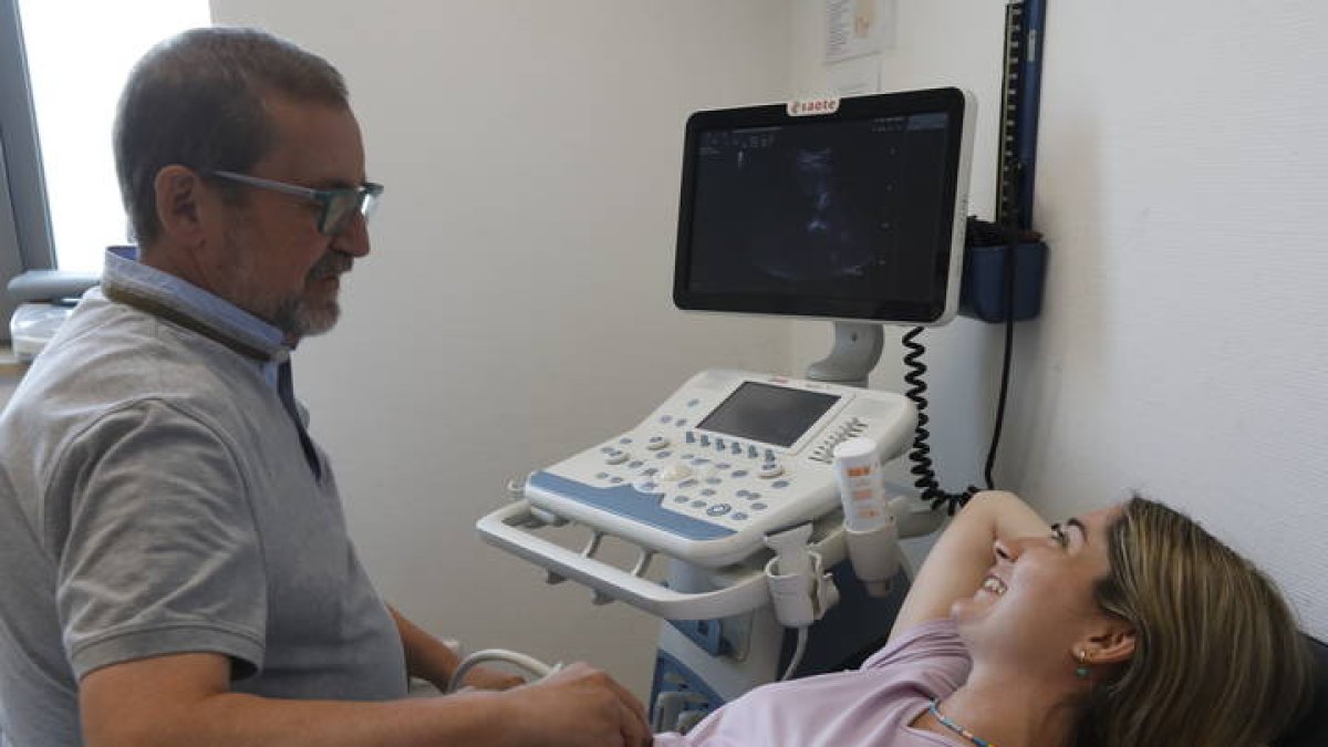 Fernando Álvarez Guisasola efectúa una de las prueba que son esenciales en la investigación de Impact