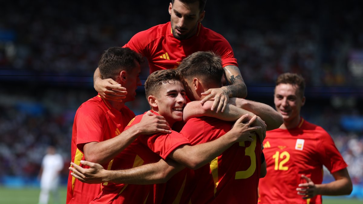 Los jugadores españoles celebran el 1-2 durante el partido de la fase de grupos de los Juegos Olímpicos que España y Uzbekistán disputan este miércoles en el Parque de los Príncipes de París.