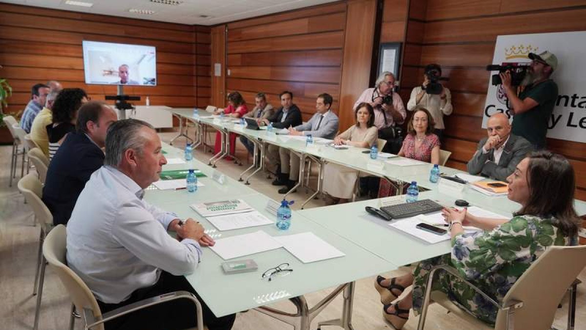 La nueva consejera de Agricultura, ganadería y Medio Rural, con las distintas Opas.  RUBÉN CACHO