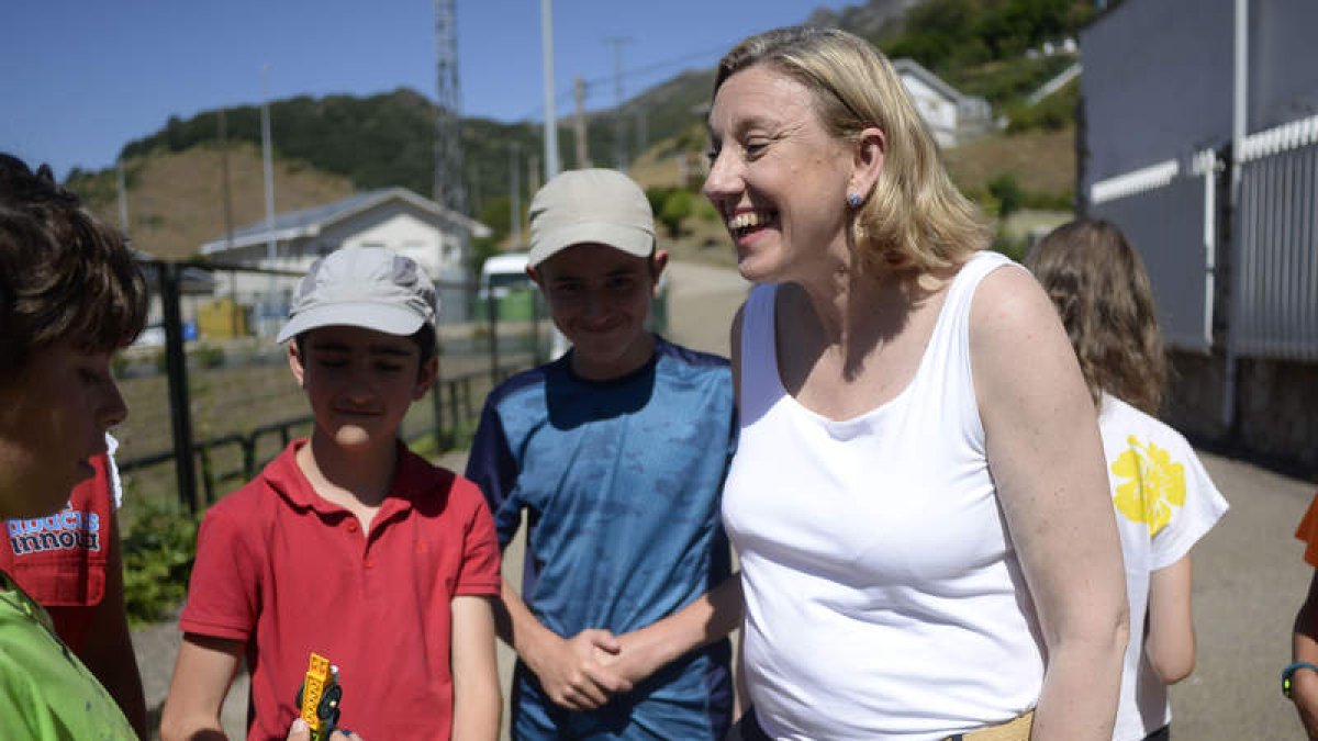 Isabel Blanco junto con los niños viendo los coches que han creado. MARÍA FUENTES