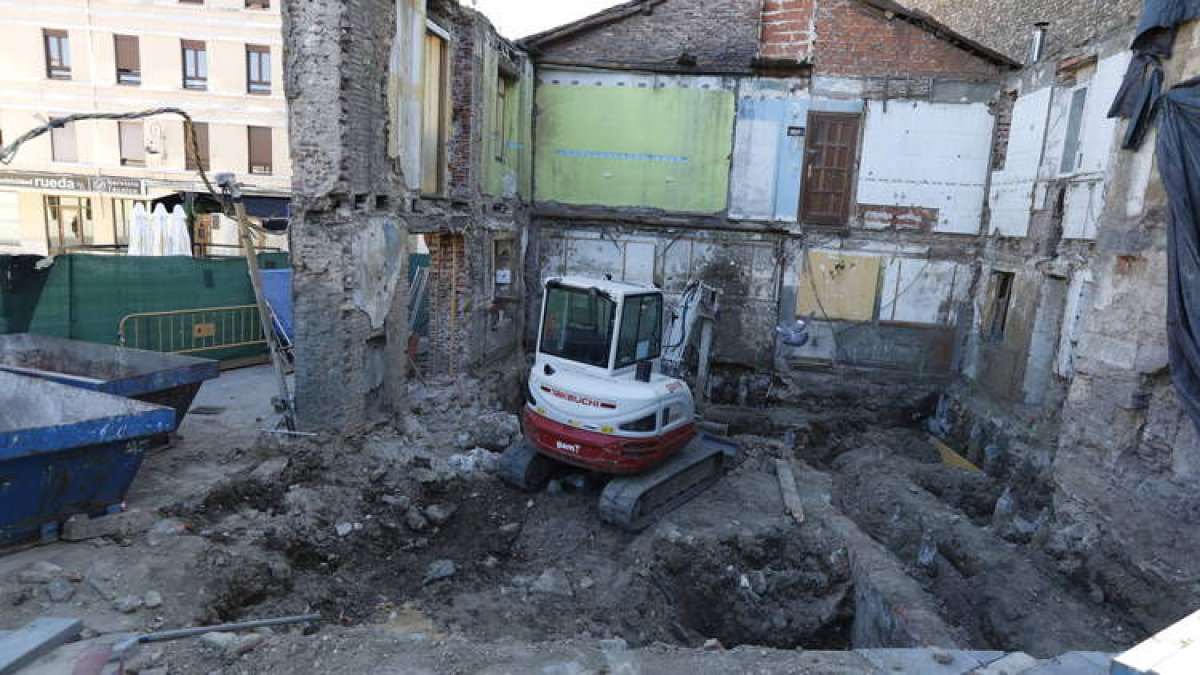 La maquinaria avanza en el interior del solar delimitado por vallas y con una lona para salvar las miradas indiscretas.  RAMIRO