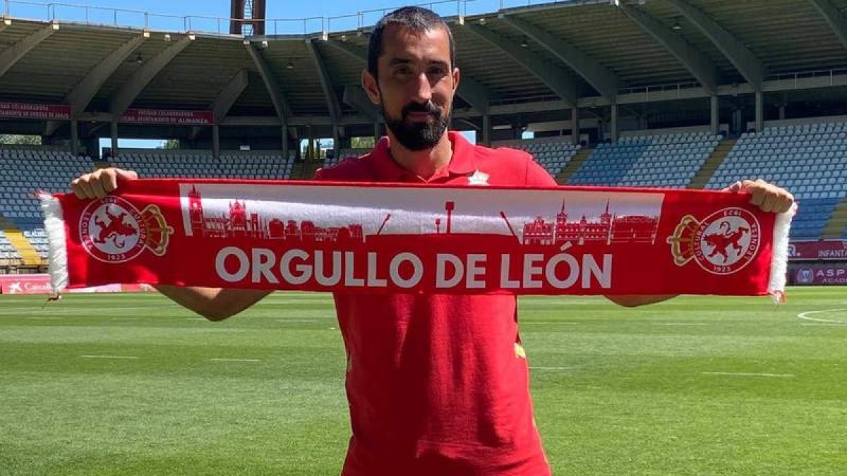 Sergi Maestre, presentado como jugador de la Cultural.  DL