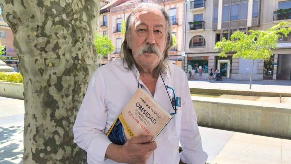 El médico Manrique Tranca en Astorga con el libro que acaba de publicar desmontando el relato de la obesidad.  TRANCA