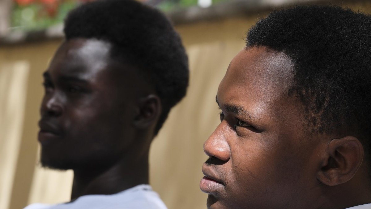 Los jóvenes migrantes Mor Mbengue (i), de Senegal, y Brehima Niakate (d), de Mali, cuentan a EFE su experiencia tras abandonar el centro de menores al cumplir los 18 años y sus expectativas en España tras llegar a Canarias en cayuco. EFE/Alberto Valdés