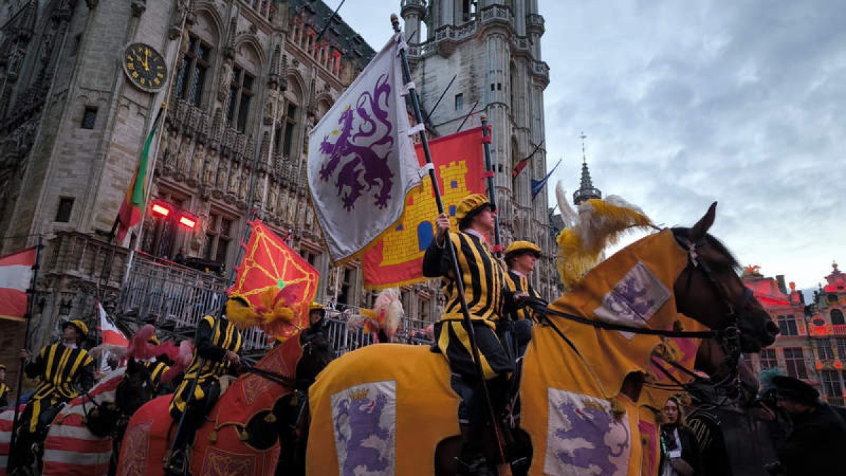 Imagen del desfile que conmemora en Bruselas al rey Felipe II. GONZALO GARCÍA MORENO