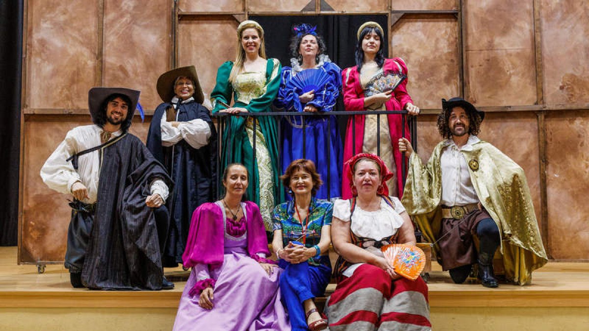 Imagen de la compañía de teatro con su directora