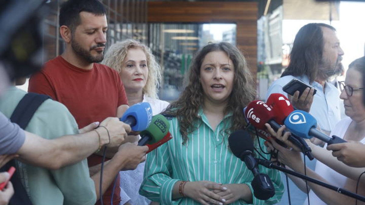 Ester Muñoz, junto a Silvia Franco, este jueves, en la estación de trenes de León.