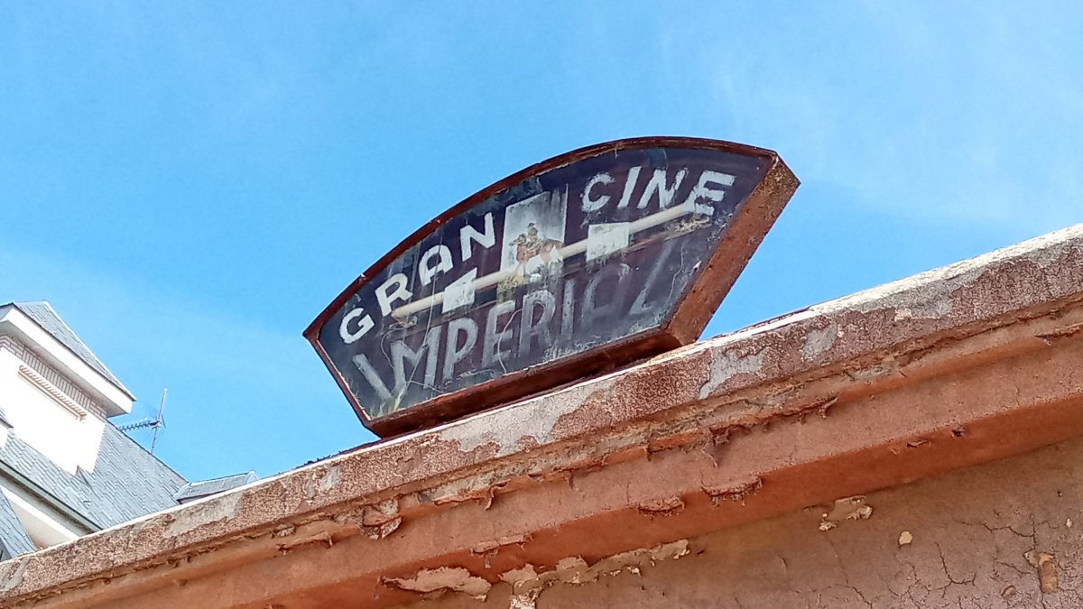 Imagen exterior del cine de Benavides de Órbigo.