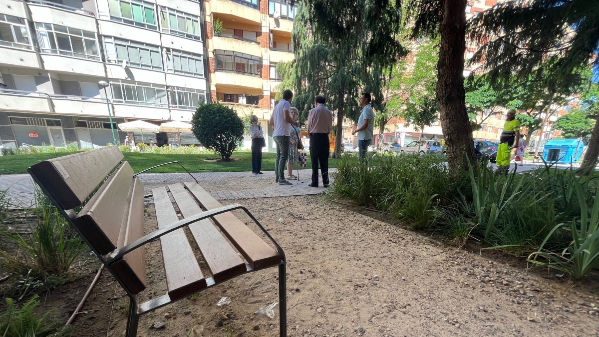 El portavoz popular, David Fernández, y los concejales Ana Franco y José Antonio Cabañeros visitaban esta mañana esta zona del barrio de San Mamés tras las denuncias recibidas de los vecinos