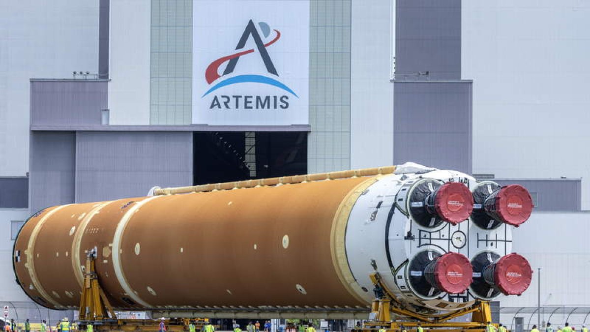 El traslado del cohete aventura el próximo comienzo de la misión.  CRISTÓBAL HERRERA