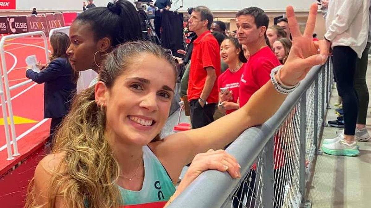Marta García, haciendo el gesto de la victoria. Una señal que ha repetido muchas veces este año, el mejor de su carrera como atleta de élite.